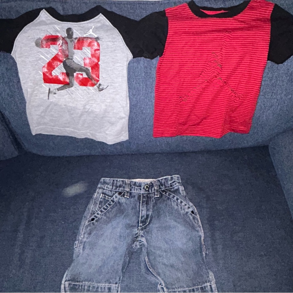 Nike and Levi’s set boy 2T 2 t-shirts and a pair of Levi’s jean short red gray
